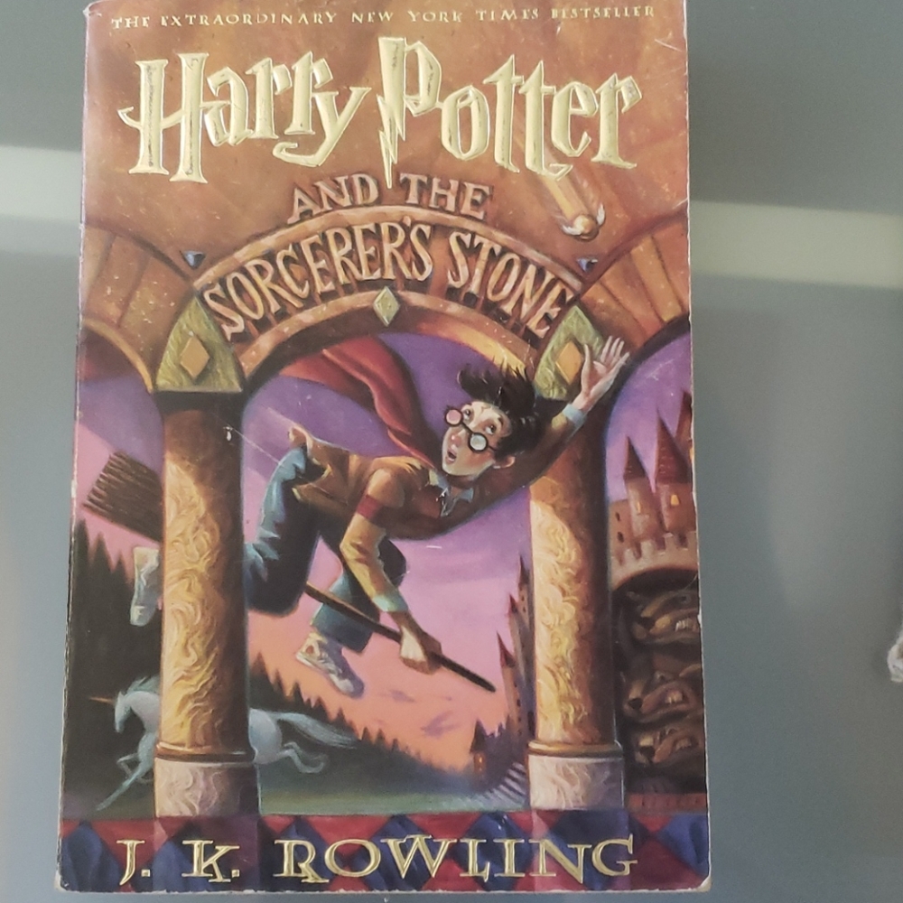 HARRY POTTER AND THE SORCERERS STONE